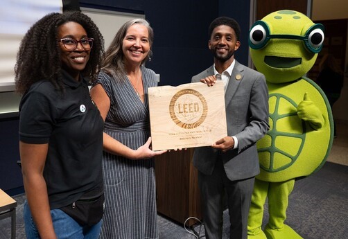 Mayor Scott receiving award